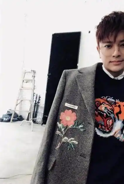 贾乃亮又晒自拍,他这几套秋天的衣服帅不帅?_造型_穿着_旅游