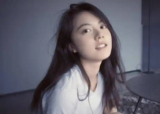 原创赵今麦和妈妈外出吃饭大热天穿黑色毛衣显低调饭菜光盘太乖了