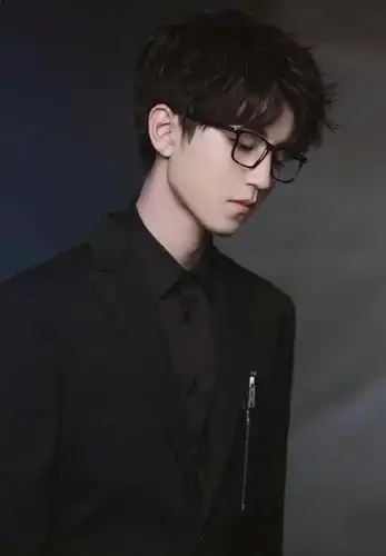 王俊凯黑历史火了又是方言式英文又是霸气护粉笑翻了