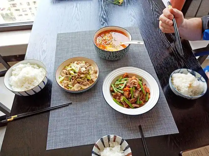 午餐只有3个菜走红朋友圈网友厨房热气腾腾生活蒸蒸日上