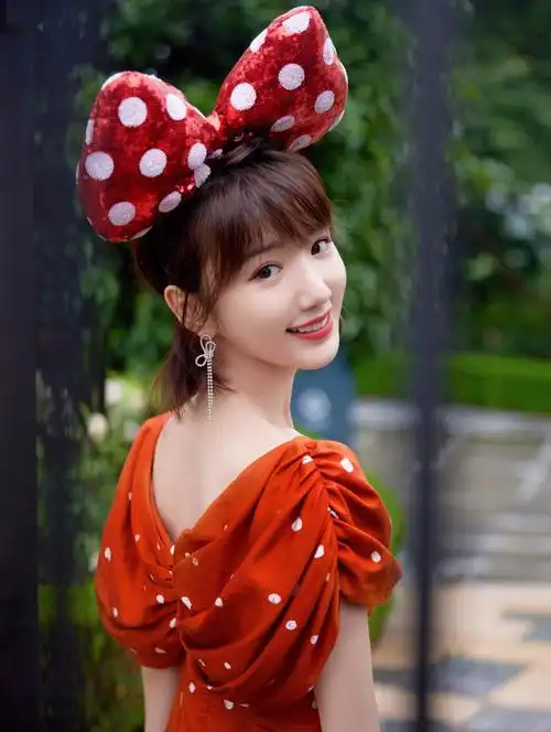 在逃公主!毛晓彤戴超大蝴蝶结俏皮又可爱