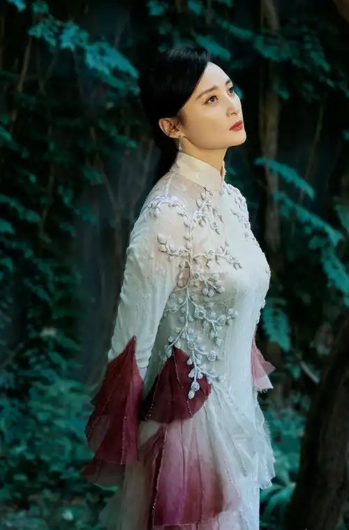 被蒋勤勤美到了,在中秋节目里登台献唱,47岁穿旗袍优雅动人|李易峰