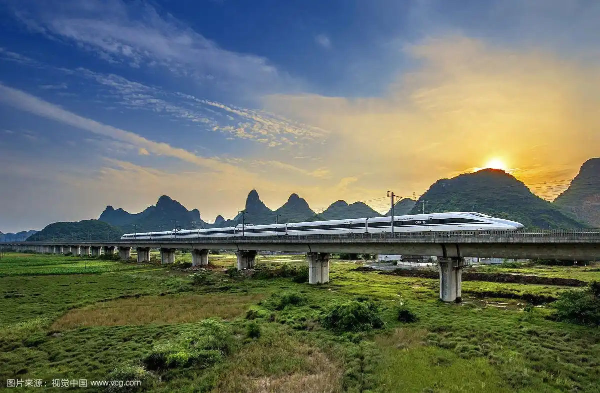广西山水风光中的高铁动车