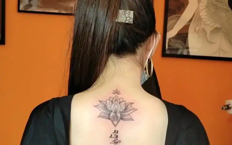 脊椎纹身梵花