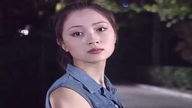 红蜘蛛:美女被小流氓抓住,小伙英雄救美,俘获美女芳心