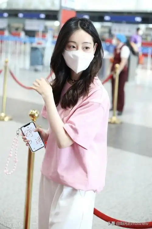 街拍祝绪丹身着粉色t恤俏皮靓丽夺目