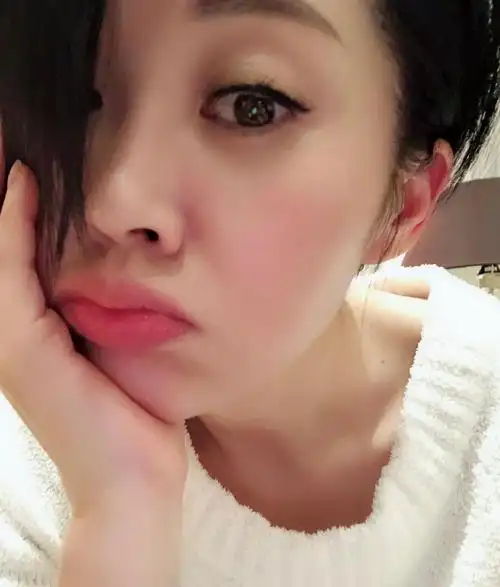 许晴瞬间年轻20岁,嘟嘴卖萌都毫无违和感