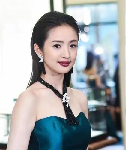 同为杂志时尚人物,林依晨,舒淇,奚梦瑶都不如她美