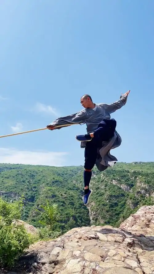 少林功夫#从容面对,一定要旗开得胜,舞一段少林棍为奥运出征战士诵行