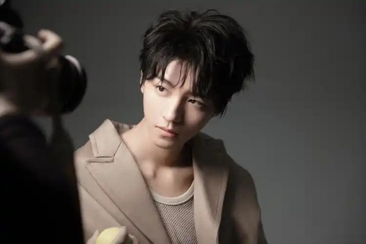 王俊凯最新杂志大片花絮照,俊朗少年露肩撩,真的太帅气啦!