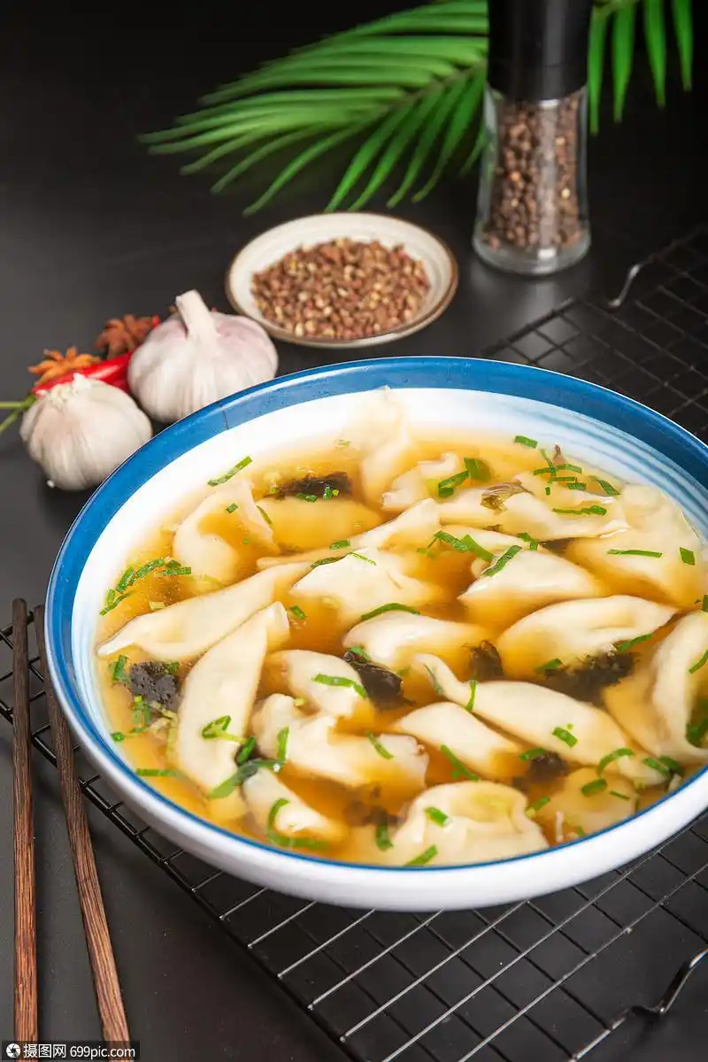 暗调拍摄煮饺子包饺子清汤饺子