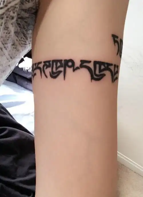 环绕着大臂一圈的个性梵文纹身