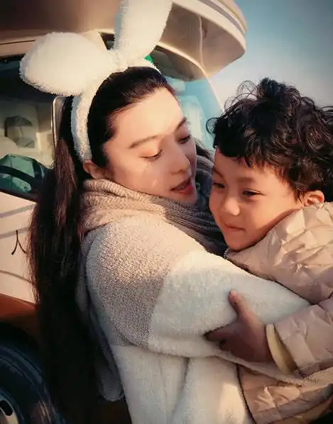 范冰冰李晨搂童星合照 一家三口的即视感