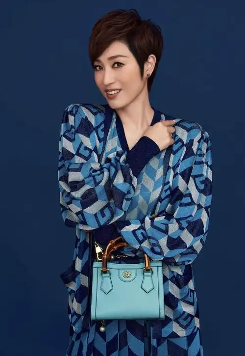 陈法蓉越老越有韵味,穿绿色v领礼服端庄稳重,高挑时髦真贵气_凯迪网