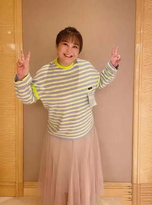 不过看另外一张照片,做着搞怪动作的贾玲,圆圆的脸盘就又显露出来,很