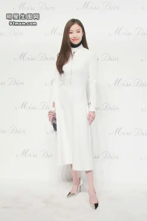 倪妮白裙细高跟露脚缝