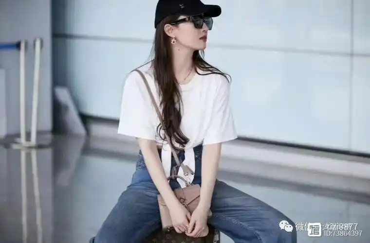 刘亦菲机场穿露腰装简约休闲又帅气显瘦显腿长回头率高