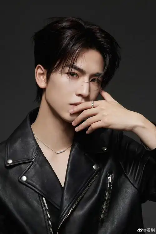 张凌赫黑色皮衣造型