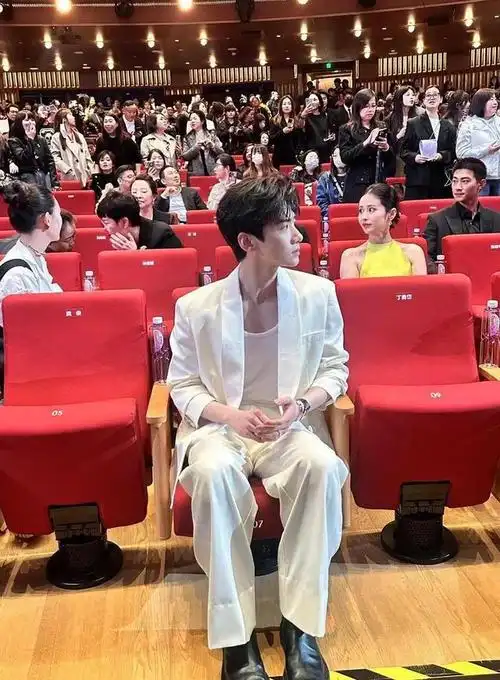 上海这一夜唐嫣张雨绮性感龚俊显俏皮周迅装扮引发热议