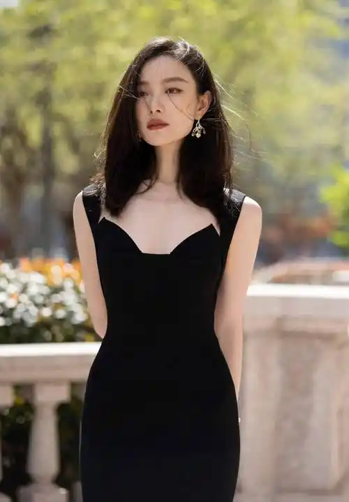 迷人倪妮穿黑色连身长裙展现时尚极限 眼神所至处 时尚万种 芳华无限