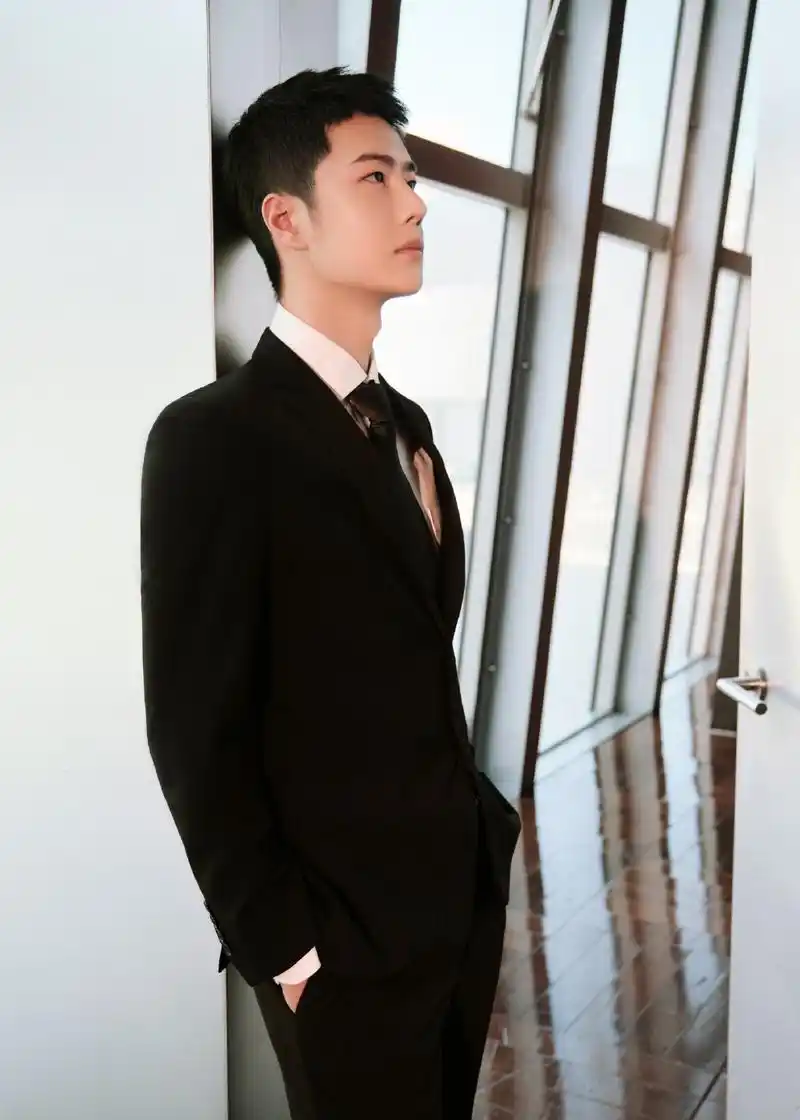 王一博短发寸头搭配黑西装 正气十足