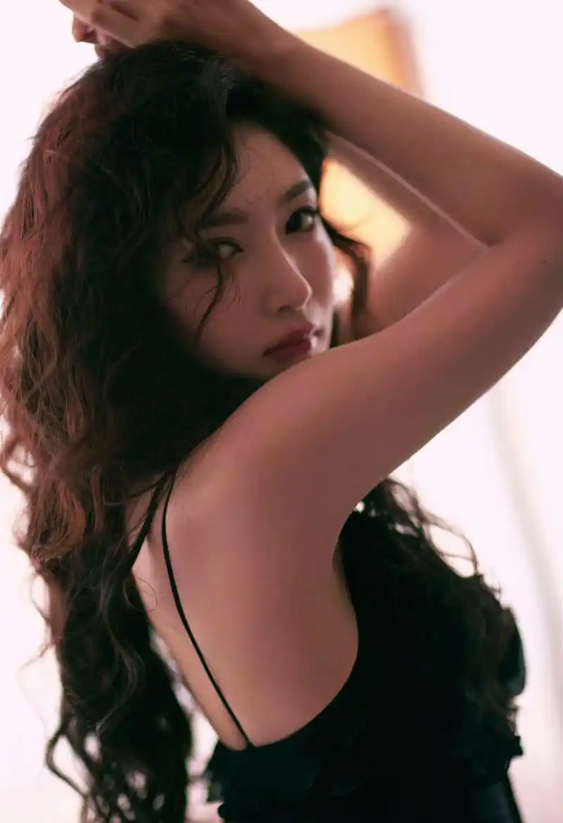 江疏影怎么换造型了? 大波浪卷发,性感美女. 低胸露背吊带连衣裙?