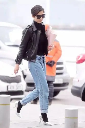 03               色彩上,mom牛仔裤搭配黑色皮衣,一条红色的小