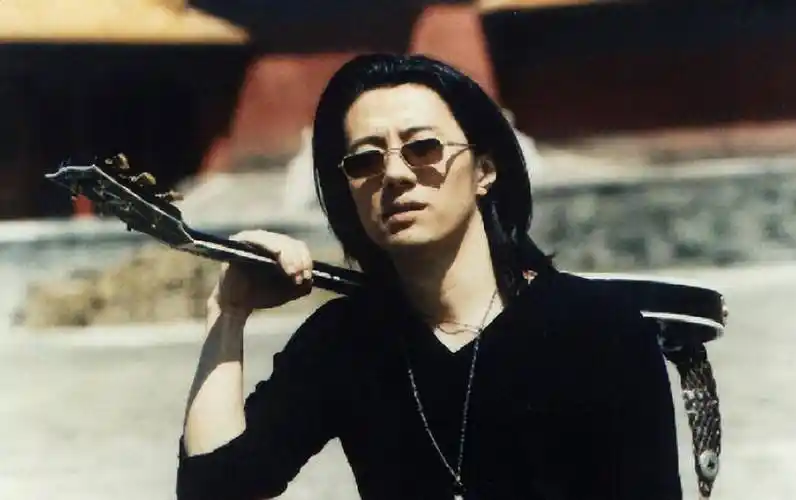 为追刘芸剪去自己的长发郑钧就干了件特不摇滚的事两人相识的第一周谁