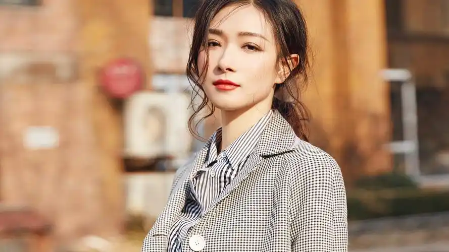 内地明星万茜明星风尚壁纸2