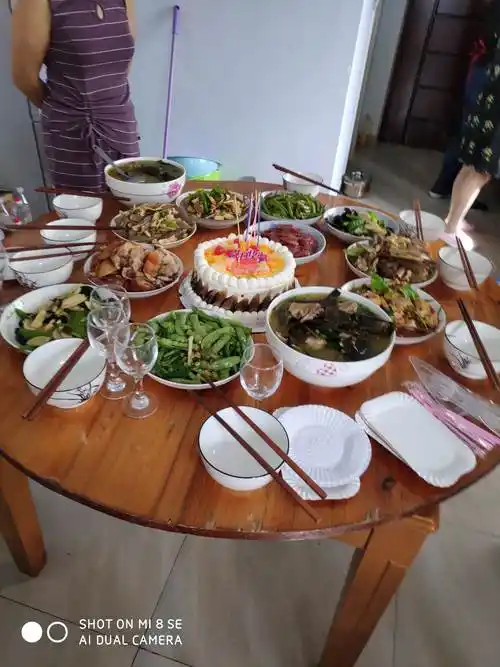 同上 在海南琼海来过个洋盘生日七十大寿. 欢聚一堂庆寿星