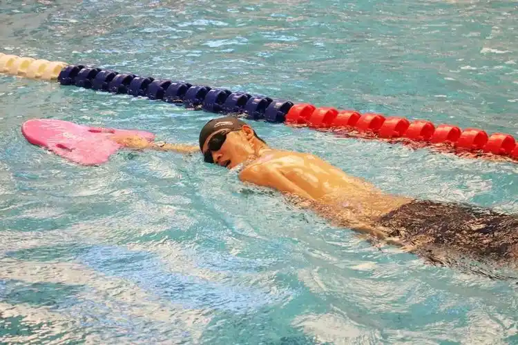 游泳技巧自由泳弱侧练习