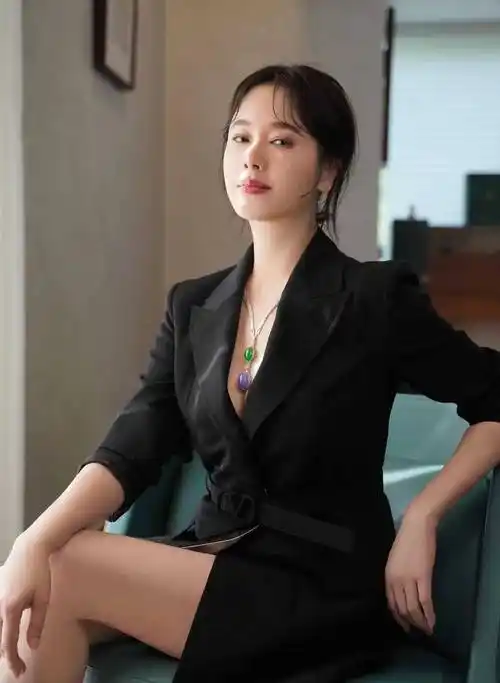 "风流成性"的左小青:绯闻不断,如今仍靠身材吸睛