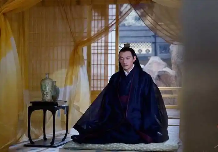 觉得张震太丑了,造型丑,捎带着容貌也丑了几分,一点也不符合九宸战神