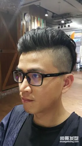 极具个性的男生短发 帅气男生发型图片(3)