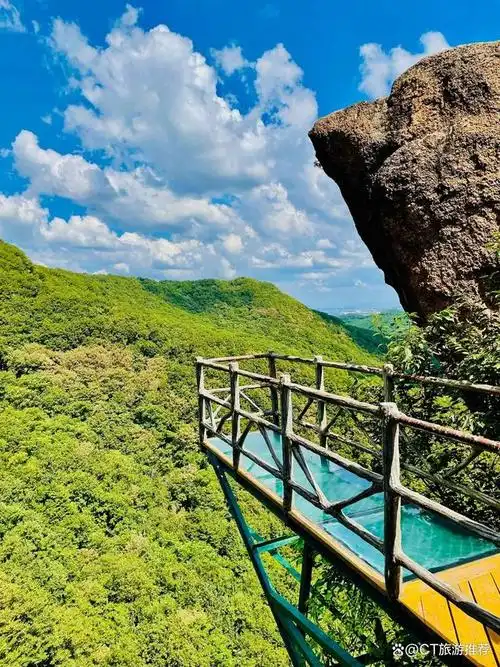 朱雀山国家级森林公园是吉林市四大名山之一,位于市区东南12公里处