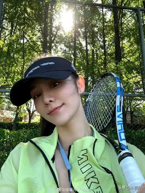 张馨月晒和老公林峯一起打网球美照,夫妻穿情侣装画面温馨又甜蜜