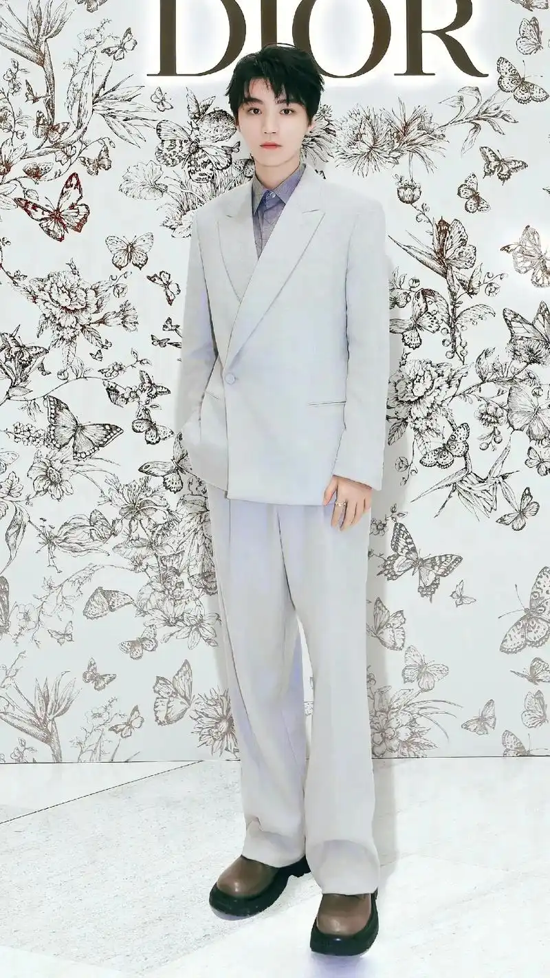 王俊凯#王俊凯迪奥品牌大使 #王俊凯迪奥#西装杀  简直就 - 兑趑