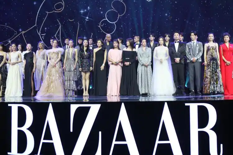 2          019 芭莎明星慈善夜明星大合影,凝聚爱的力量