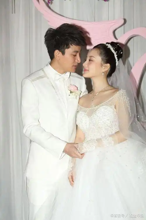 七年婚姻到此为止,贾乃亮李小璐终于落下另一只靴子