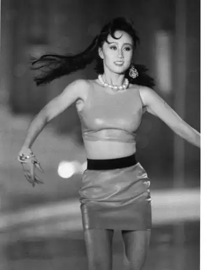 看完利智年轻时的照片,相信了解和不了解的人多多少少能懂了.