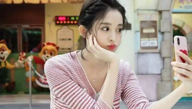 原创被古力娜扎仙女气质折服了一身白好甜美齐耳短发大耳环美极了