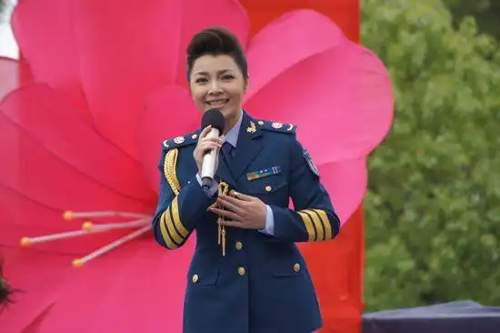 严当当慰问大别山革命老区 献唱新专辑主打歌