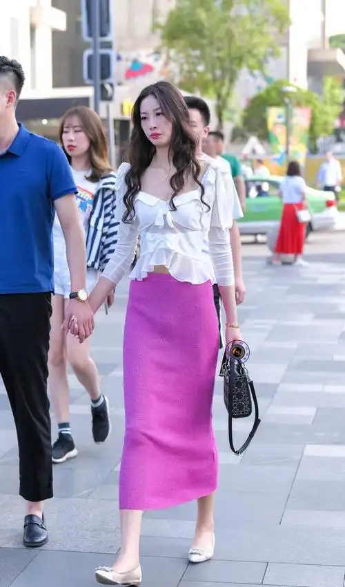 原创皮肤白皙的女生穿玫红色华丽又不失典雅还有着梦幻般的氛围