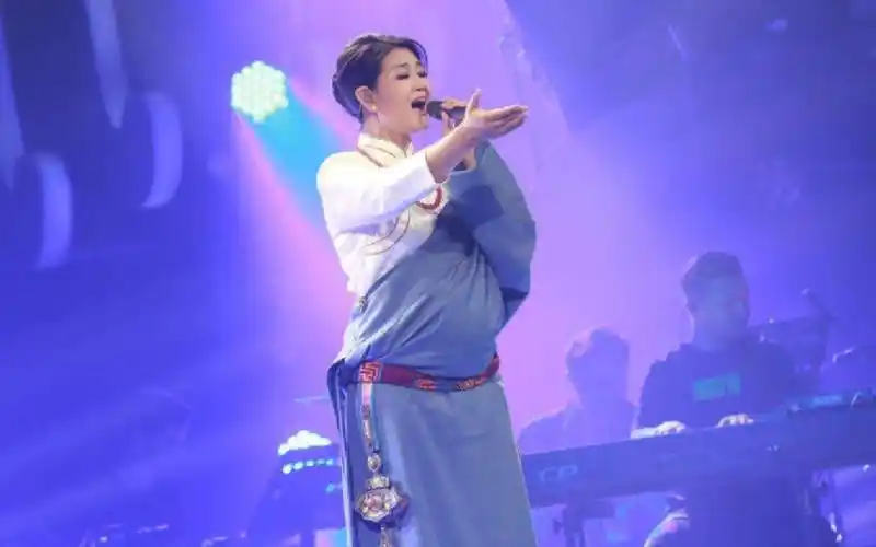 降央卓玛到底凭什么爆红看看她唱的这首歌就知道怀孕大肚子依旧坚持