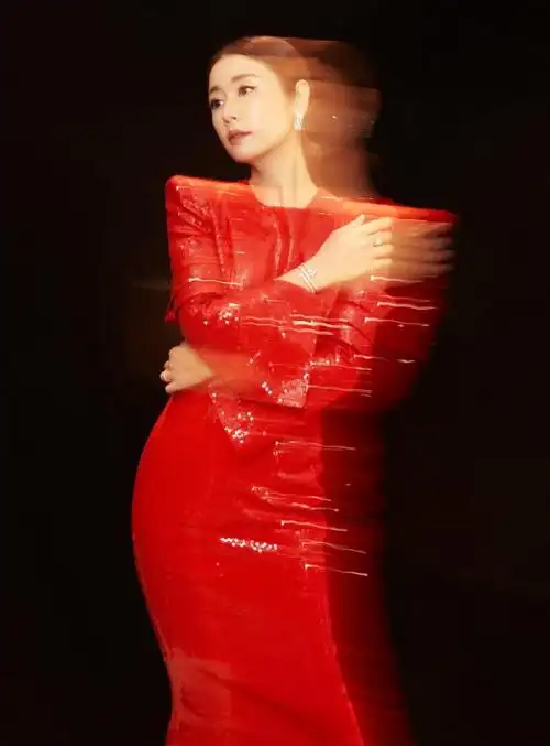 林心如身着亮片红色长裙修长身材更减龄