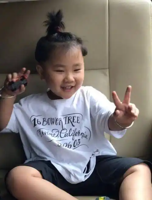 郭德纲一家三口低调现身机场,却因一细节惹网友关注并热议_儿子_口罩