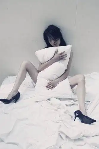 女星半裸写真比拼 周迅第一范冰冰第二