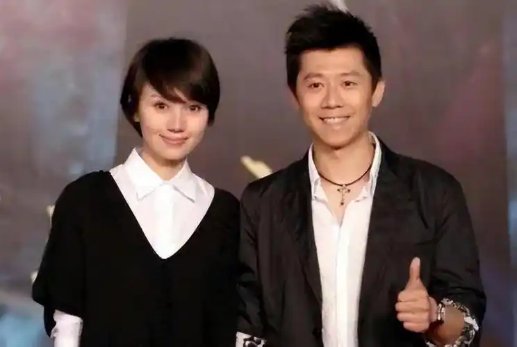 回顾于小伟与高圆圆分手后翻红一个娶妻生子一个高龄产女