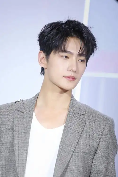 杨洋喜临门品牌代言人##杨洋活动现场躺床上了