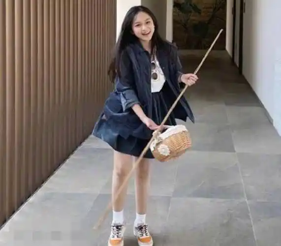 "小芈月"刘楚恬近照曝光,12岁长腿吸睛,颜值惊艳撞脸田亮女儿_网友